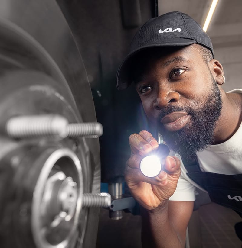 Kia Techniker bereitet Kia Kompletträder mit neuen Frühjahrsreifen vor.